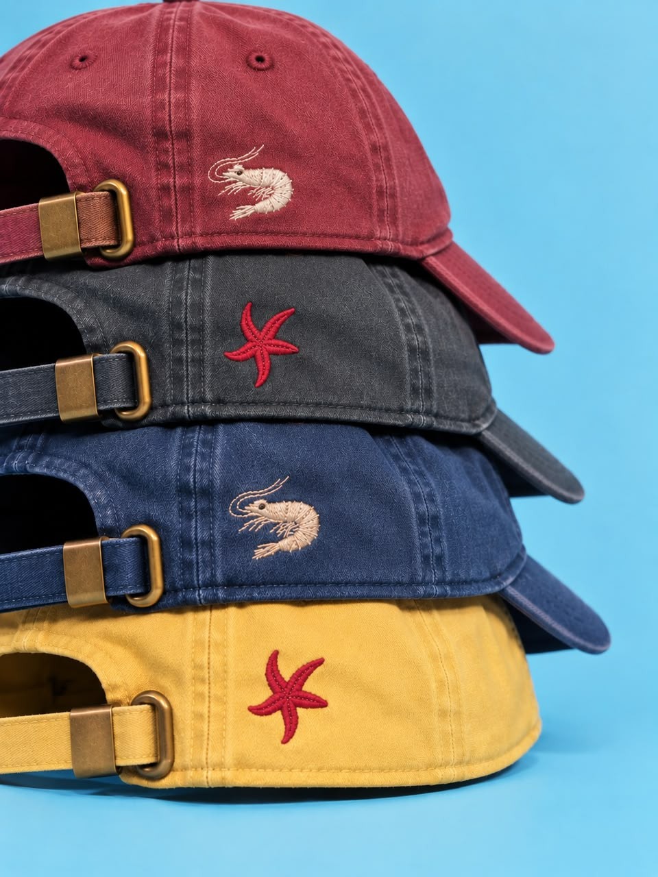 Quatre casquettes terreAnga et leurs emblèmes brodés : crevette et étoile de mer